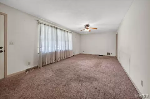 Living - 610 Laurel Dr, Waterloo, IL 62298 photo 3 of 7