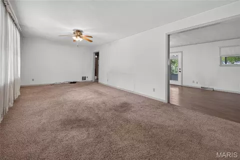 Living - 610 Laurel Dr, Waterloo, IL 62298 photo 2 of 7