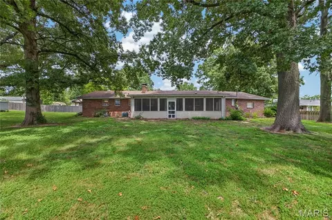 Exterior - 610 Laurel Dr, Waterloo, IL 62298 photo 6 of 10
