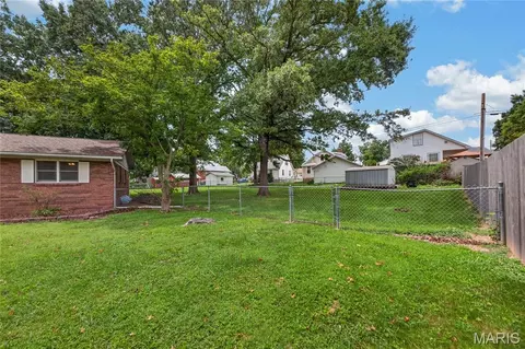 Exterior - 610 Laurel Dr, Waterloo, IL 62298 photo 2 of 10