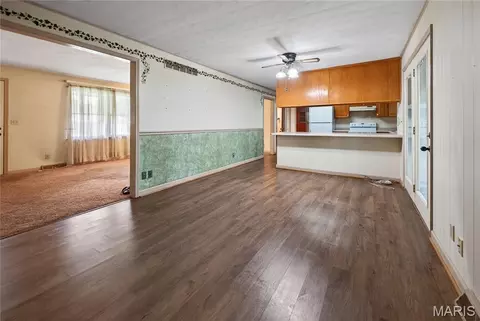Living - 610 Laurel Dr, Waterloo, IL 62298 photo 6 of 7