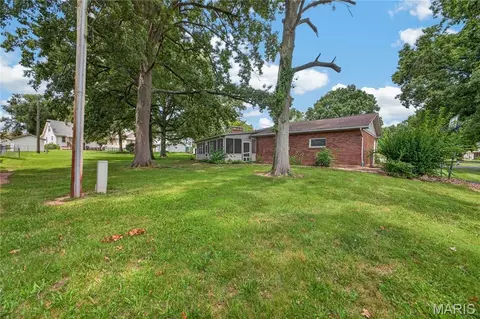Exterior - 610 Laurel Dr, Waterloo, IL 62298 photo 5 of 10