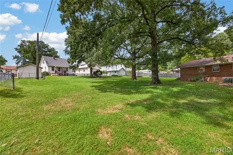 Exterior - 610 Laurel Dr, Waterloo, IL 62298 photo 7 of 10