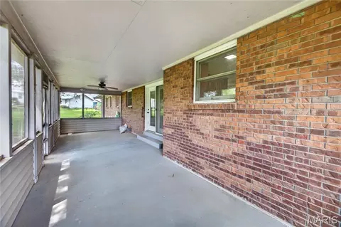 Exterior - 610 Laurel Dr, Waterloo, IL 62298 photo 9 of 10