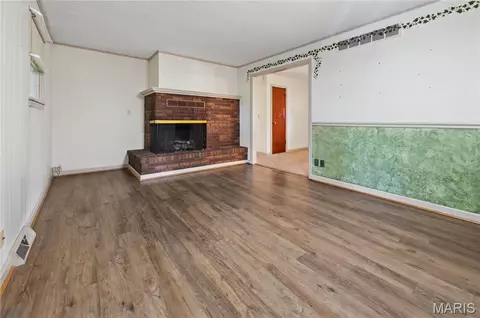 Living - 610 Laurel Dr, Waterloo, IL 62298 photo 7 of 7