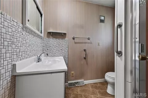 Bath - 610 Laurel Dr, Waterloo, IL 62298 photo 1 of 8