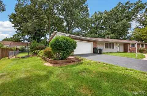 Exterior - 610 Laurel Dr, Waterloo, IL 62298 photo 3 of 10