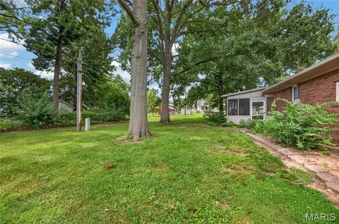 Exterior - 610 Laurel Dr, Waterloo, IL 62298 photo 4 of 10