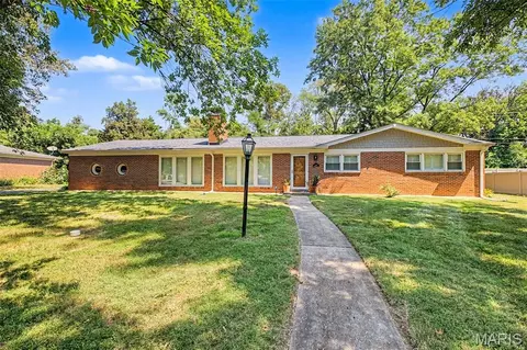 200 Tanglewood Dr, Ladue, MO 63124