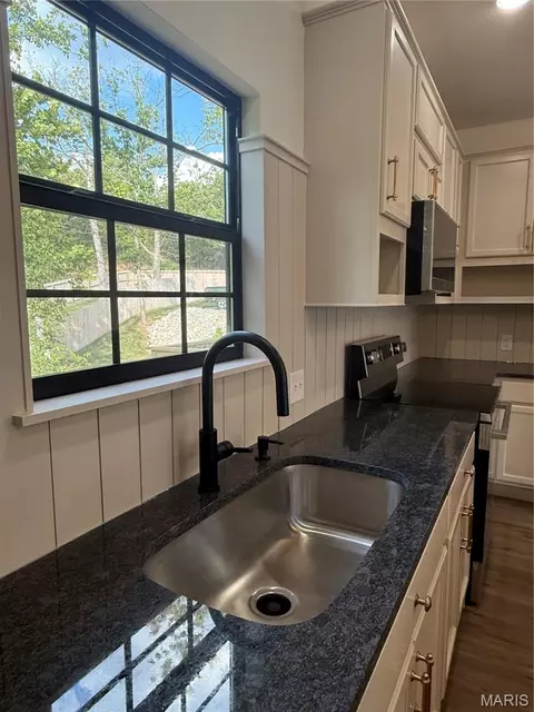 Kitchen - 21790 Lomax, Saint Robert, MO 65584 photo 9 of 9