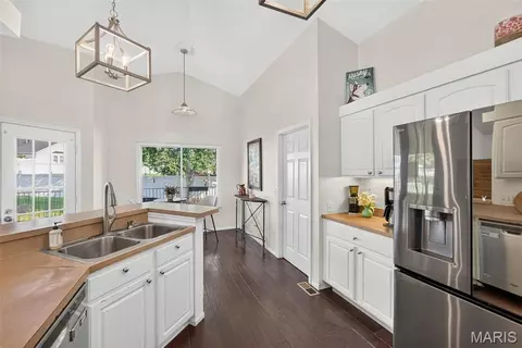 Kitchen - 1509 Langrove Dr, O'fallon, MO 63368 photo 4 of 5