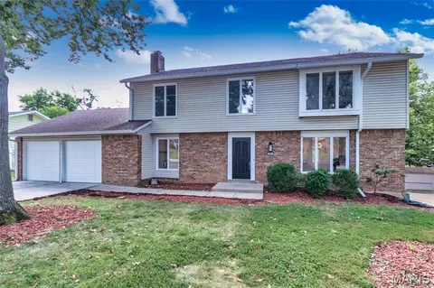 477 Ironwood Dr, Ballwin, MO 63011