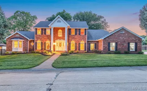 8831 Gladlea Dr, Sunset Hills, MO 63127