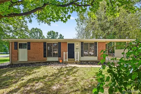 540 Humes Ln, Florissant, MO 63031