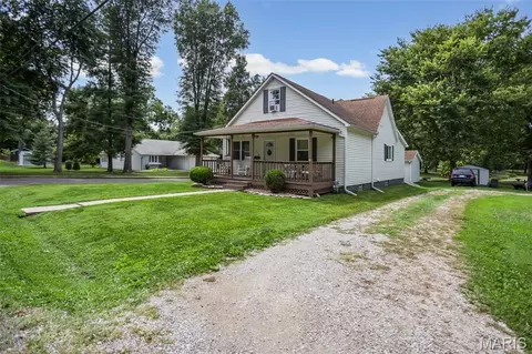 319 Quarry St, Staunton, IL 62088