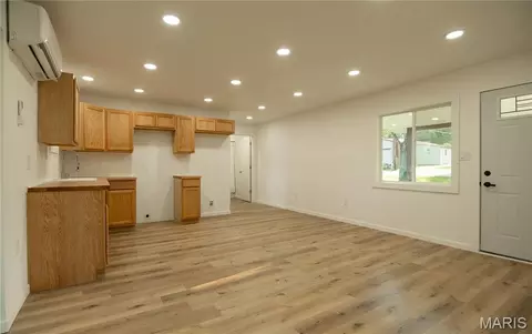 Living - 605 Guiling, Bloomfield, MO 63825 photo 1 of 3
