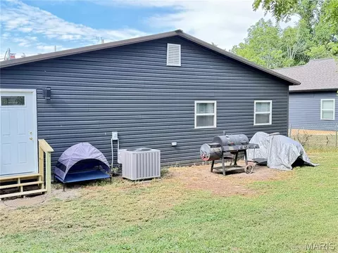 Exterior - 905 E 3rd St, Salem, MO 65560 photo 4 of 7