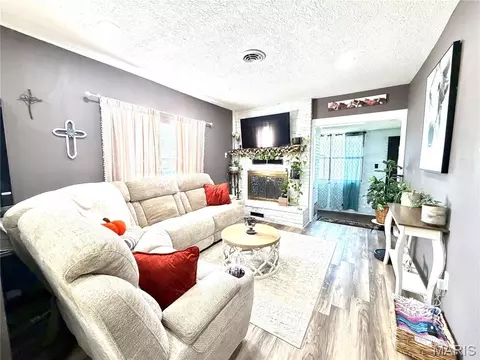Living - 905 E 3rd St, Salem, MO 65560 photo 1 of 3