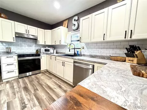 Kitchen - 905 E 3rd St, Salem, MO 65560 photo 2 of 3