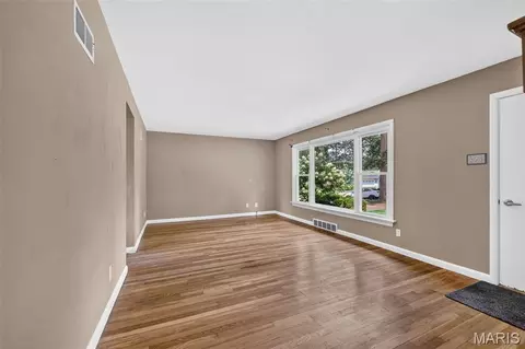 Living - 127 Applegate Ln, Ballwin, MO 63011 photo 6 of 8