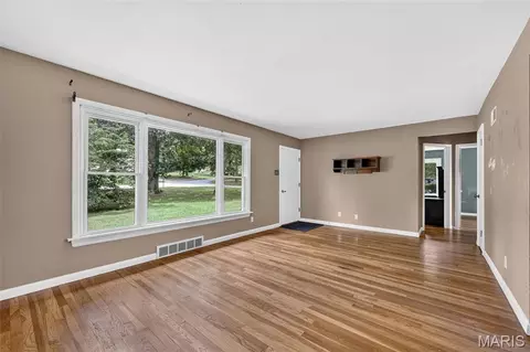 Living - 127 Applegate Ln, Ballwin, MO 63011 photo 2 of 8