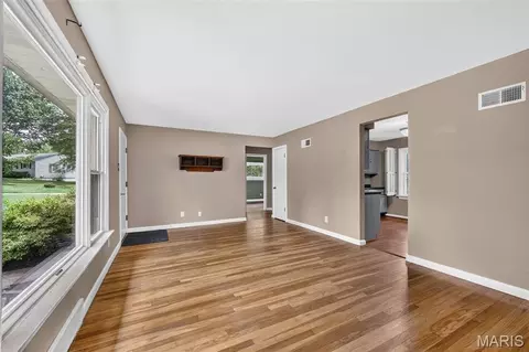 Living - 127 Applegate Ln, Ballwin, MO 63011 photo 5 of 8