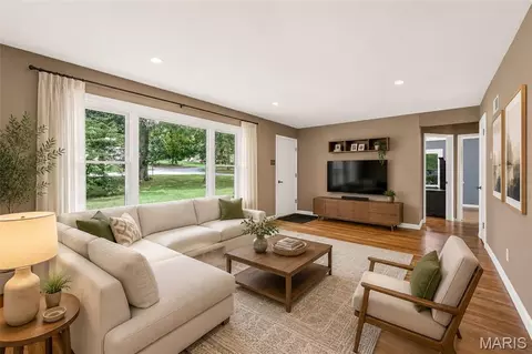 Living - 127 Applegate Ln, Ballwin, MO 63011 photo 1 of 8