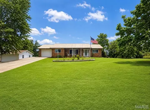 810 S School St, Desloge, MO 63601