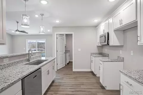 Entry Way - 427 Cloverleaf Dr, Washington, MO 63090 photo 2 of 2