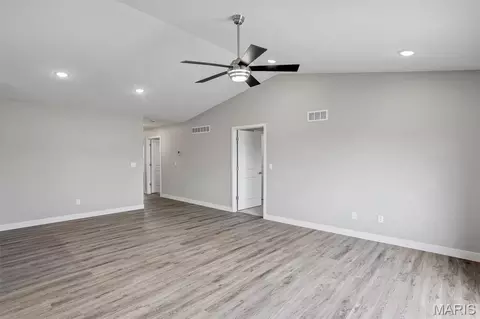 Living - 427 Cloverleaf Dr, Washington, MO 63090 photo 3 of 5