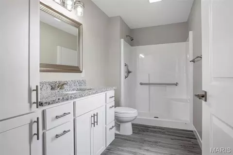 Bath - 427 Cloverleaf Dr, Washington, MO 63090 photo 3 of 3