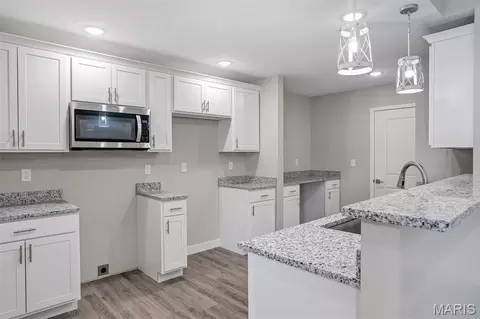 Kitchen - 427 Cloverleaf Dr, Washington, MO 63090 photo 2 of 3