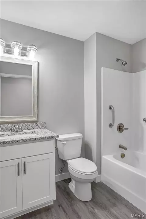 Bath - 427 Cloverleaf Dr, Washington, MO 63090 photo 2 of 3