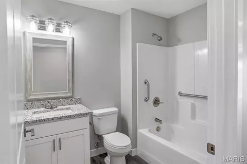 Bath - 427 Cloverleaf Dr, Washington, MO 63090 photo 1 of 3