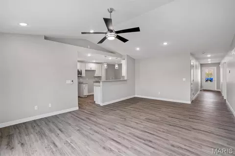 Living - 427 Cloverleaf Dr, Washington, MO 63090 photo 2 of 5