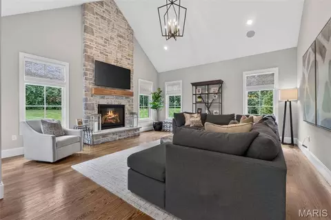 Living - 3032 Fallbrook Dr, Frontenac, MO 63131 photo 8 of 9