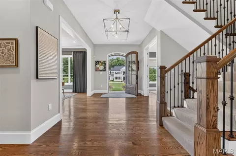 Entry Way - 3032 Fallbrook Dr, Frontenac, MO 63131 photo 4 of 7