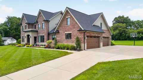 Exterior - 3032 Fallbrook Dr, Frontenac, MO 63131 photo 2 of 9