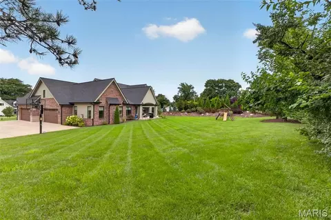 Exterior - 3032 Fallbrook Dr, Frontenac, MO 63131 photo 8 of 9