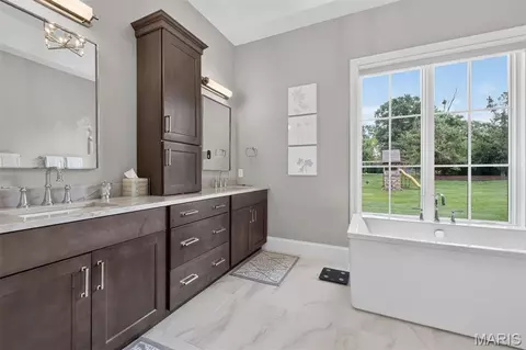 Bath - 3032 Fallbrook Dr, Frontenac, MO 63131 photo 3 of 6