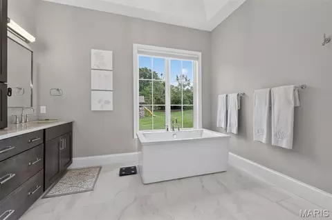 Bath - 3032 Fallbrook Dr, Frontenac, MO 63131 photo 2 of 6