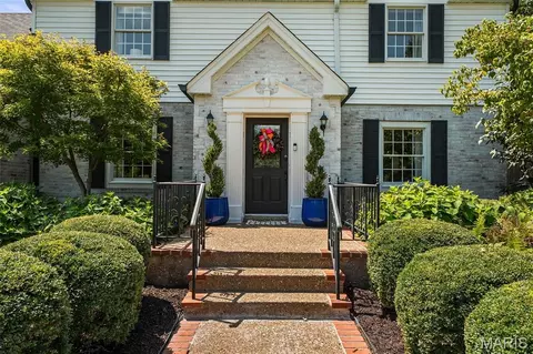 1289 Lay Rd, Ladue, MO 63124