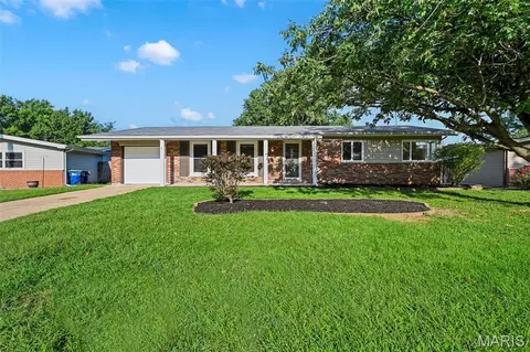 2915 Mid Course Dr, Saint Louis, MO 63125