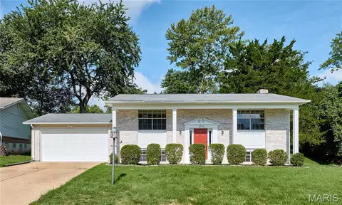 1771 Redcoat Dr, Maryland Heights, MO 63043