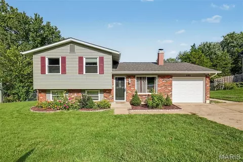 2221 Country Wood Dr, Imperial, MO 63052
