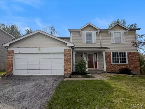 4204 River Oaks Dr, Florissant, MO 63034