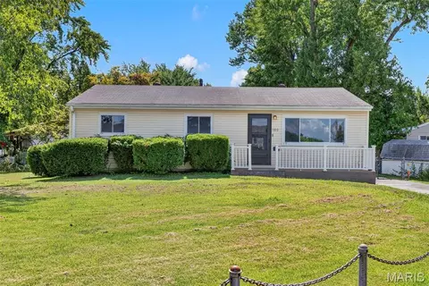 1180 Elder Dr, Florissant, MO 63033