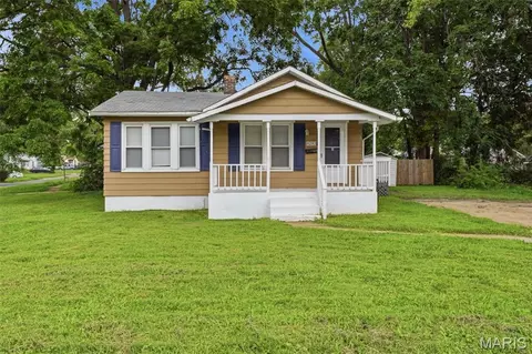 8283 Frost Ave, Saint Louis, MO 63134