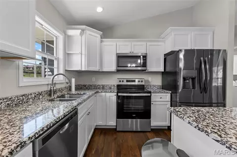 Kitchen - 461 Culloden Moore, Jackson, MO 63755 photo 2 of 4