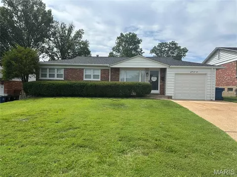 4510 Tomahawk Dr, Saint Louis, MO 63123